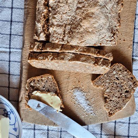 Dalgona-Keks mit herausgelöster Form (Nadel-Trick)
