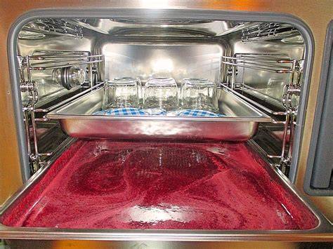 Dampfgarer beim Einkochen von Marmelade