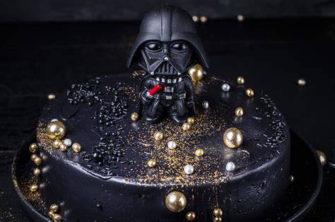 Darth Vader Torte mit Figuren und goldenen Streuseln