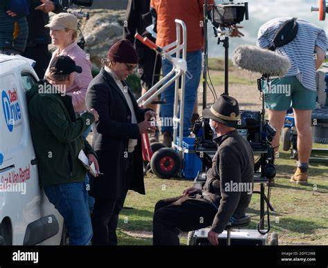 Das Filmteam und die Hauptdarsteller am Set