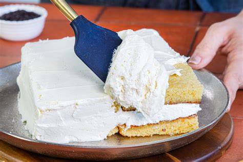 Das Glätten der Buttercreme als Vorbereitung für Fondant