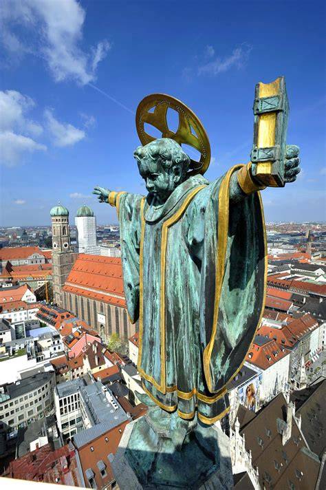 Das Münchner Kindl auf dem Rathausturm und als Symbolfigur