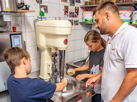 Das Team von Gelato Marra bei der Herstellung des Eises