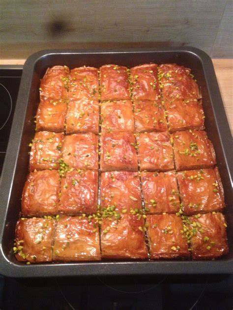 Das fertig gebackene Baklava nach dem Sirupgießen