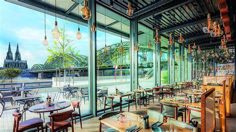 Das stilvolle Viba Café mit Blick auf den Park und den Spielplatz