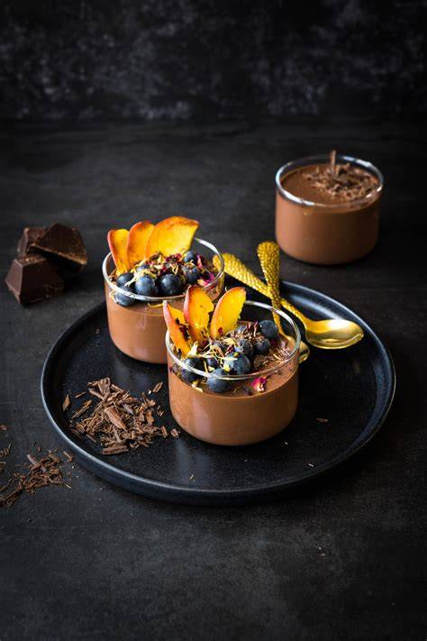 Das vegane Schoko-Kokos-Dessert als Bars, Mousse und Aufstrich angerichtet