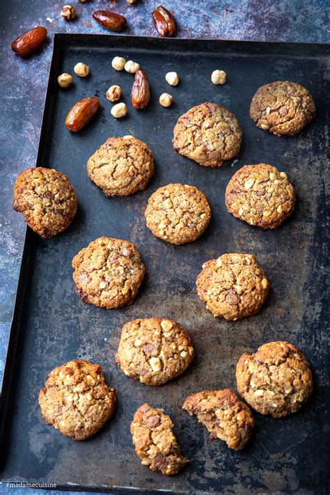 Dattel‑Schoko‑Cookies auf Teller
