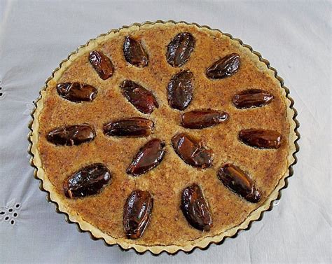 Dattel-Mandel-Tarte mit Kokos-Beeren-Creme