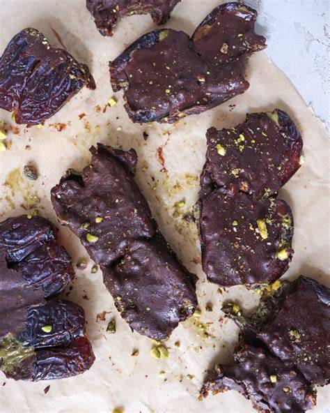 Dattel-Schokolade mit Kakaobutter und Nussmus