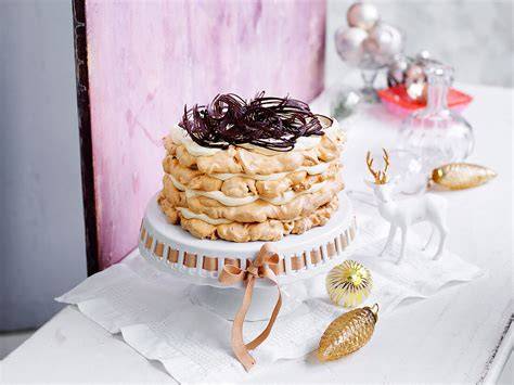 Dattel-Torte mit Marzipanverzierung