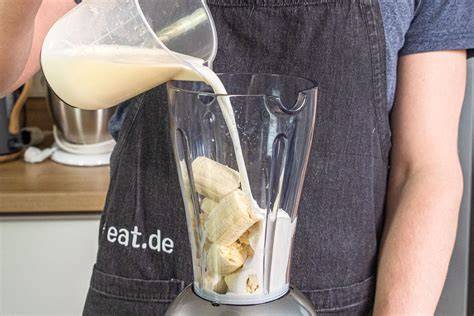 Dattelmus und Banane im Mixer
