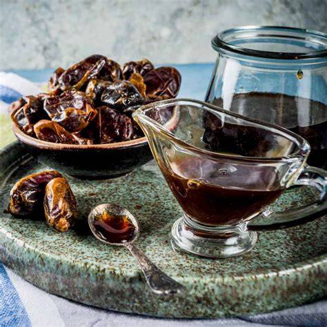 Datteln und Dattelsirup im Glas