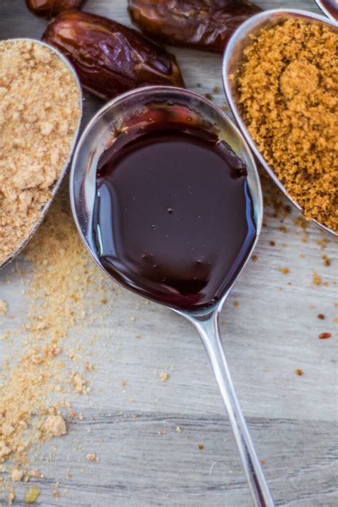 Dattelpaste im Glas und Löffel Dattelsirup