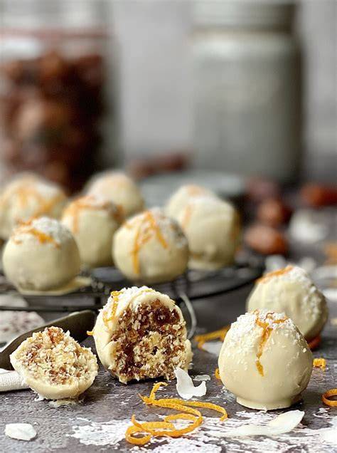 Dattelpralinen mit verschiedenen Toppings (Kokos, Nüsse, Fleur de Sel)