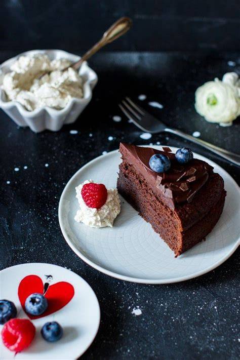 Death by Chocolate Kuchen aufgeschnitten mit Ganache, Beeren und Sahne