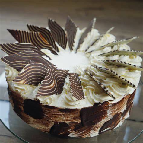 Death by Chocolate Torte angeschnitten und dekoriert