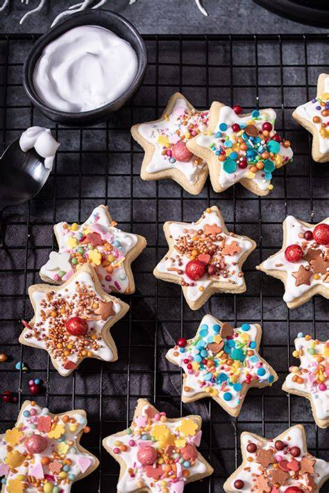 Decorierte Butterkekse mit Zuckerguss und Streuseln