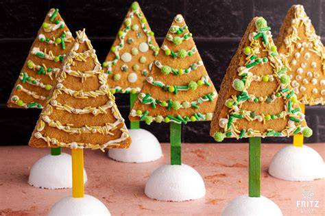 Decorierte Lebkuchen Tannenbäume mit Marzipan und Royal Icing