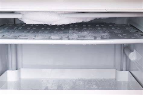 Defekte Eiswürfelschale im Kühlschrank
