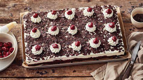 Deko-Ideen: Minze, frische Kirschen, Schokosplitter auf Schnitten