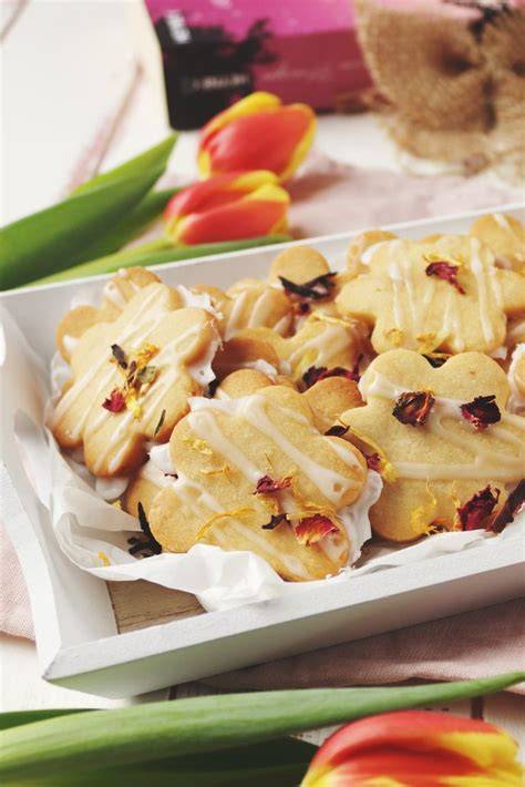 Deko-Ideen: Puderzucker, Kuvertüre-Linien, essbare Blüten und Marzipan