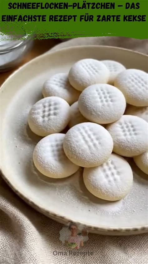Deko-Ideen: Soufflé mit Schnee-Schablone aus Puderzucker bestäubt
