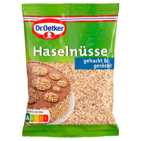 Deko-Vorschläge für Nuss-Nougat-Torten: Streusel, Toffifee, gehackte Haselnüsse