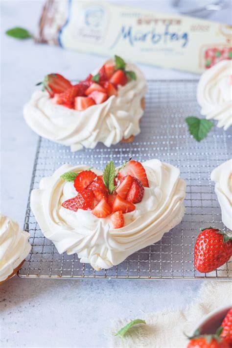 Dekoideen: Baiser Herzen und Schokoschrift für Cupcakes