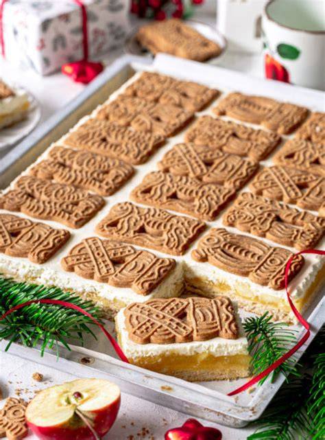 Dekoideen Spekulatius Käsekuchen vom Blech mit Beeren und Keksen
