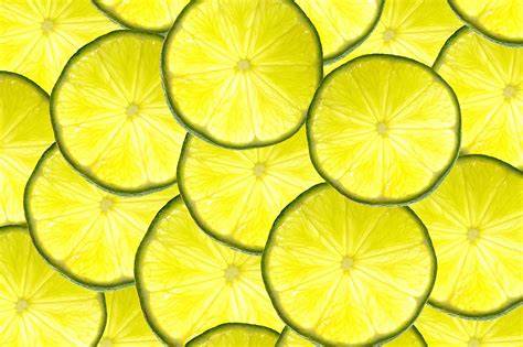 Dekor-Ideen: Limettenscheiben, Zitronenzesten, Melisse und sahnige Tuffs
