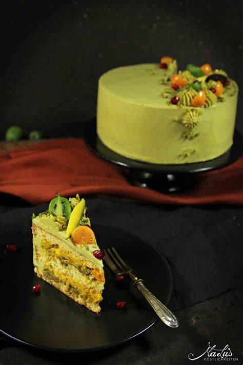 Dekor-Ideen: Physalis mit Granatapfel und Pistazien auf glatt eingestrichener Torte