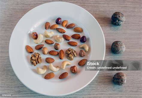 Dekor-Inspiration: Schokostreusel, Walnüsse und Kakaostaub auf der Oberfläche