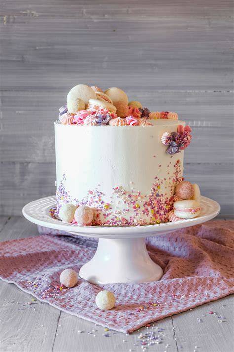 Dekoration: Fondant, Sprinkles und Buttercreme-Mähne