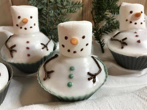 Dekoration: Marshmallow-Schneemann und weihnachtliche Toppings