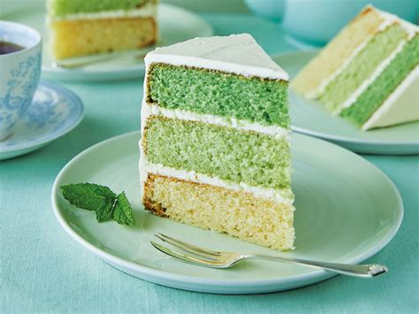 Dekoration: weiße Schokolade, Minze, Dekorblüten für Erdbeer-Dessert