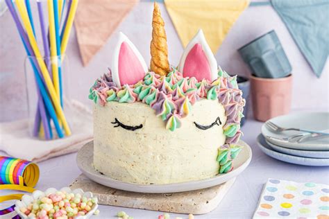 Dekoration der Einhorn Torte - Fondant-Horn, Ohren, bunte Creme-Mähne