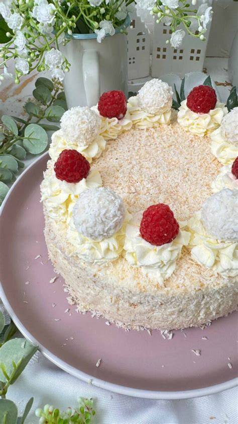 Dekoration der Raffaello Torte mit Kokosraspeln und Raffaello-Pralinen