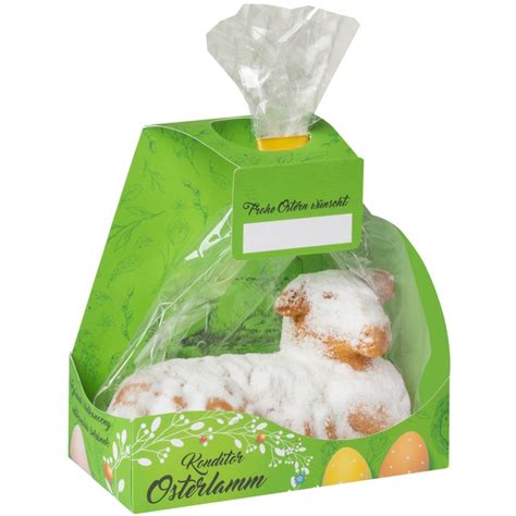 Dekoration des gebackenen Osterlamms mit Puderzucker