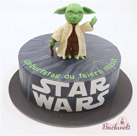 Dekoration mit Sternen und Lichtschwertern auf der Star Wars Torte
