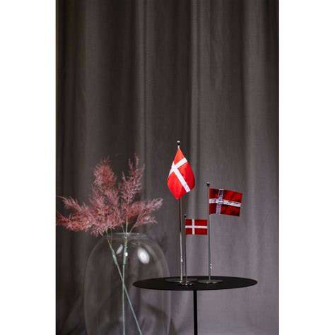 Dekoration mit dänischer Flagge und Wunderkerzen