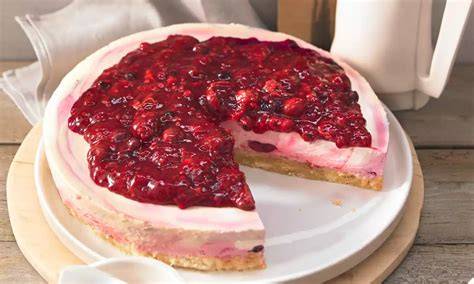 Dekoration und Serviervorschläge für eine Rote Grütze Mascarpone Torte