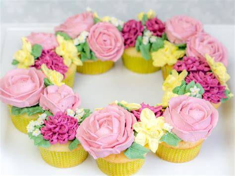 Dekoration von Cupcakes: essbare Blüten, Perlen und saisonale Früchte