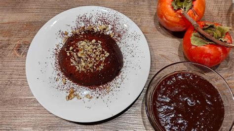 Dekoration von Desserts: Schokoschälchen und Gelees auf Pudding