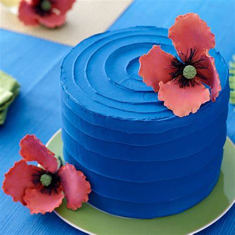 Dekoration von Piñata Cakes: Buttercreme, Blüten, Fondant