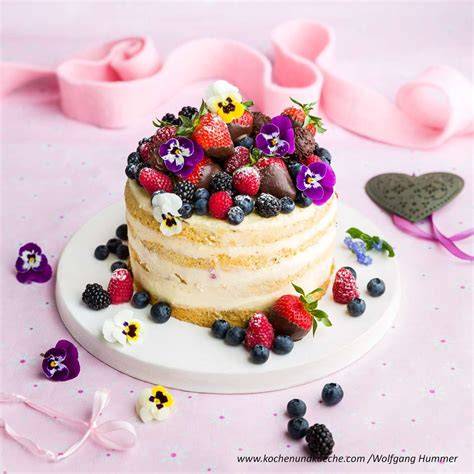 Dekoration von Torten mit Früchten und Blüten