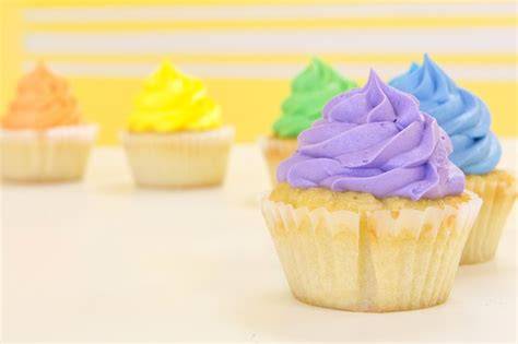 Dekorationsbeispiele: Farbverläufe und Ombre-Effekt mit eingefärbter Buttercreme