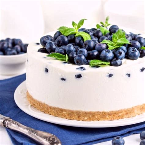 Dekorationsbeispiele: Torte mit frischen Blaubeeren, Minze und Butterkeksbröseln