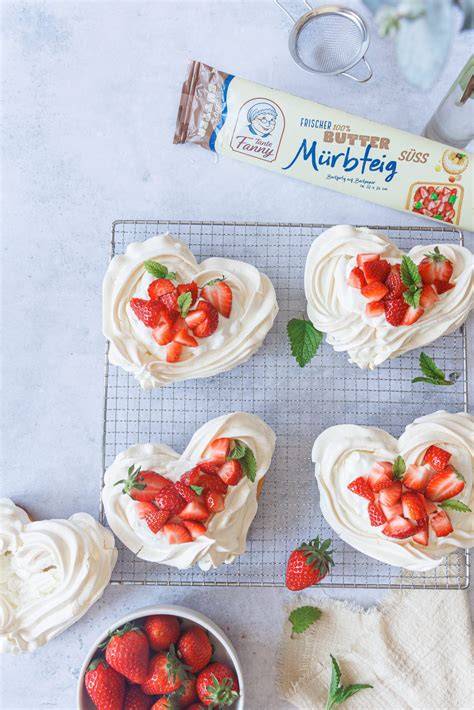 Dekorationsideen: Baiser, Erdbeeren, Schokobruch