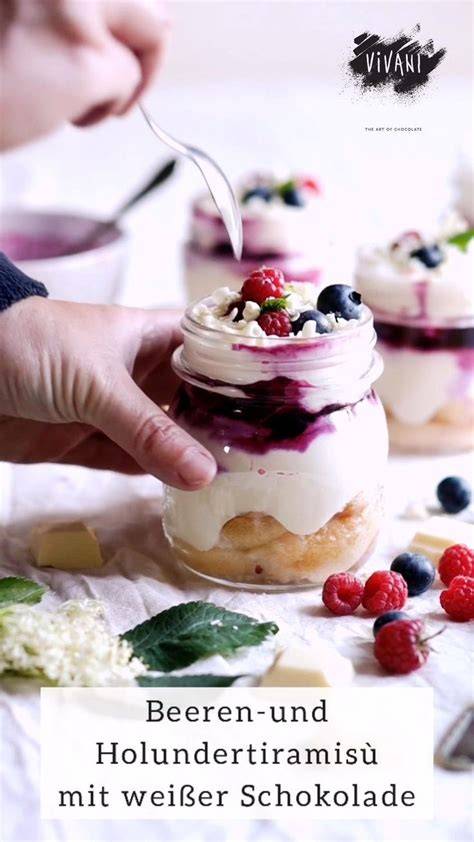Dekorationsideen: Biskuit-Herz mit Beeren, Creme und Kuvertüre