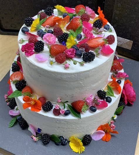 Dekorationsideen: Frische Maracujas, Pfirsichscheiben und essbare Blüten auf Torte